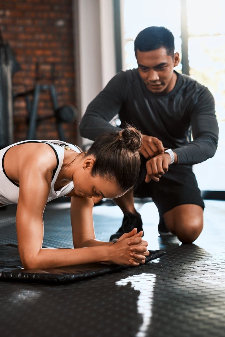 Un coach sportif accompagne un client pendant une séance de musculation et lui montre comment réaliser correctement l’exercice. Attentif à la posture et à la respiration, il ajuste les mouvements afin de garantir un entraînement efficace et sécurisé. Grâce à sa formation professionnelle, comme le BPJEPS AF (Brevet Professionnel de la Jeunesse, de l’Éducation Populaire et du Sport – Activités de la Forme) ou le CQP IF (Certificat de Qualification Professionnelle Instructeur Fitness), le coach sportif est capable d’adapter les exercices au niveau et aux objectifs de son client. Cet accompagnement personnalisé favorise la progression tout en assurant la sécurité pendant la pratique sportive
