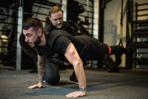 image réaliser lors d'une séance personal training avec un coach sportif qualié encadrant son client en tout sécurité